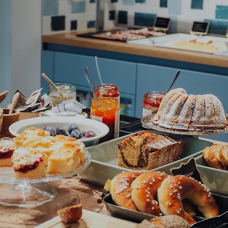 Ξενοδοχείο Levy's & Breakfast 4*