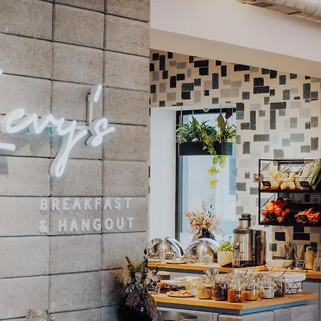 Levy's & Breakfast Ξενοδοχείο 4*